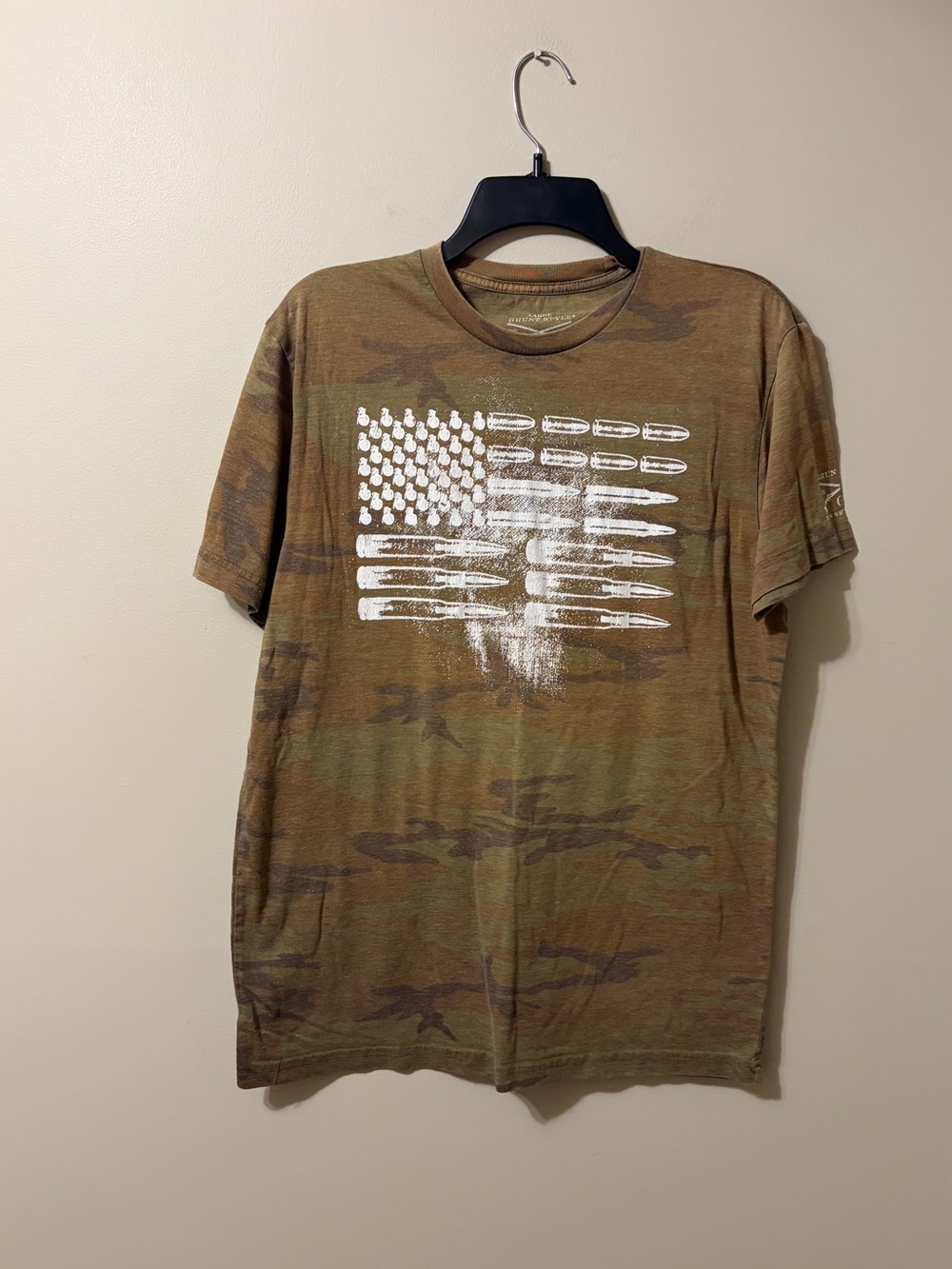 Grunt Style Camo Short Sleeve Tee with White Flag Graphic Men’s Large